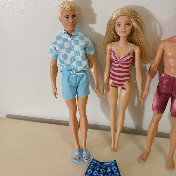 Set of 3 Barbies with pool/hot tub and extra swim trunks - Picture 3 of 8